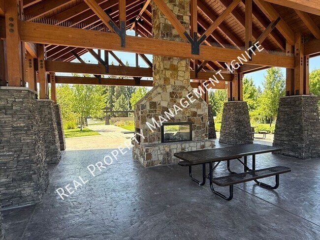 Building Photo - 61203 Snowbrush Dr