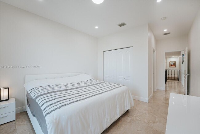 Building Photo - 2766 SW 33rd Ave