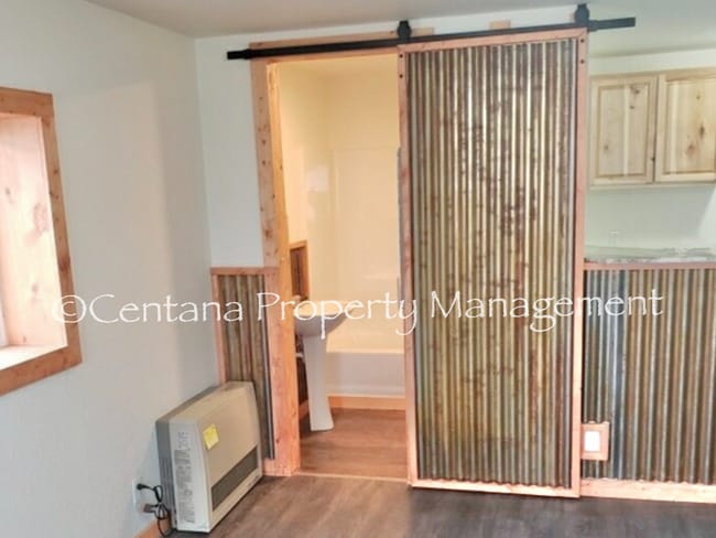 Building Photo - 611 E 6th St