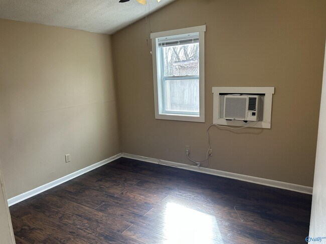 Building Photo - 1422 Humes Ave NE