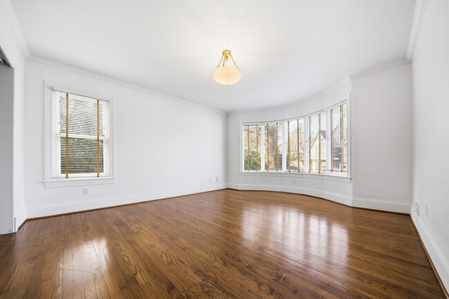 Building Photo - Three bedroom and Two Bathroom home in Portland Heights! Gourmet Kitchen and incredible natural L...