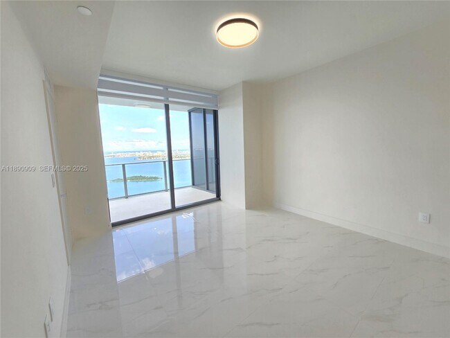 Building Photo - 700 NE 24th St