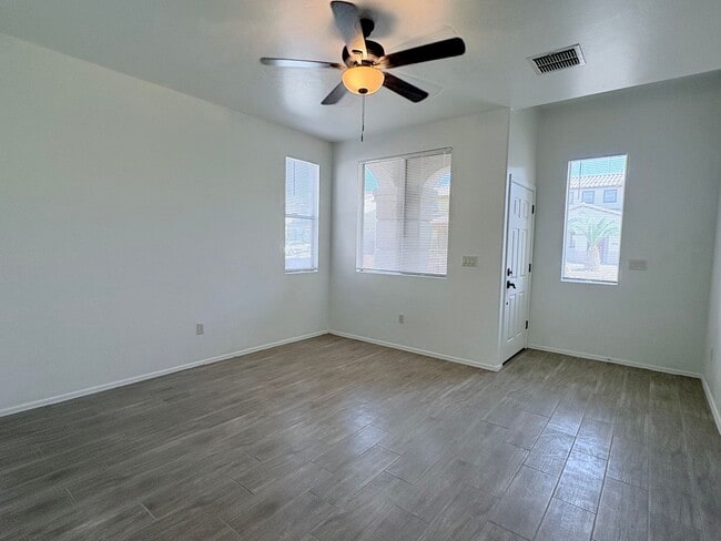 Building Photo - 4 bed/3bath in desirable Paseo Del Rio Community