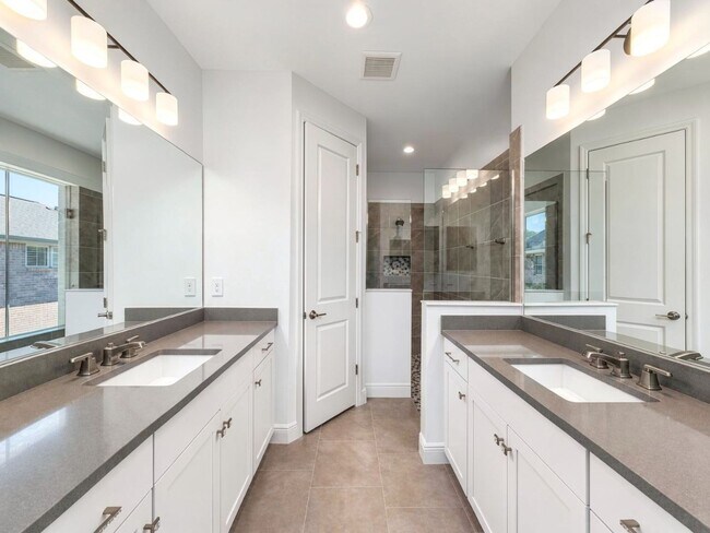 Building Photo - Lake View attached villa 2 bed/2 bath and a den