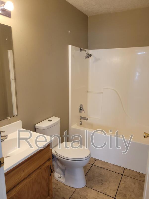 Building Photo - 2711 Hillside Dr