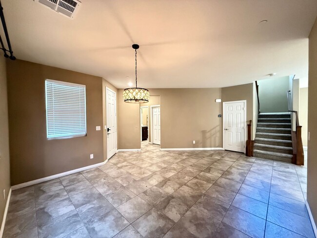 Building Photo - Immaculate 5-Bedroom Home with Loft in Pri...