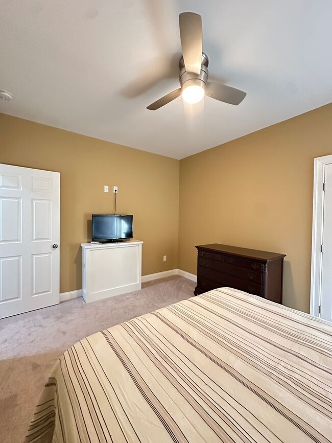 Building Photo - Lovely Custom Built Home with 2 Car Garage and Lots of Privacy