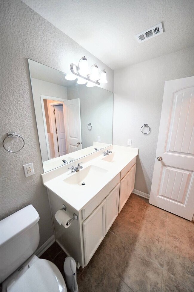 Building Photo - Beautiful Rental in Converse! Realtor Comm...