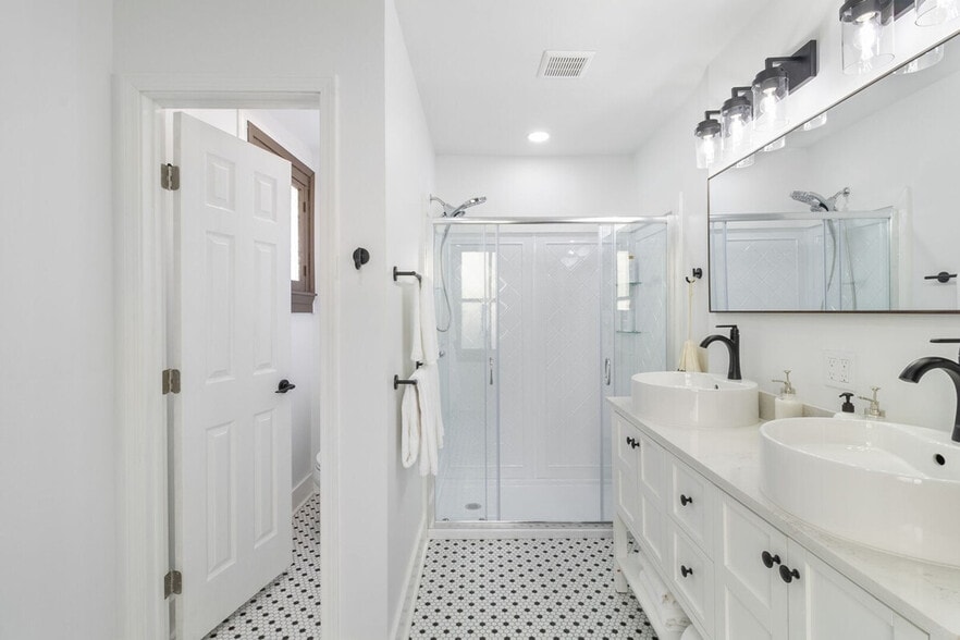 Building Photo - 4317 Canal St