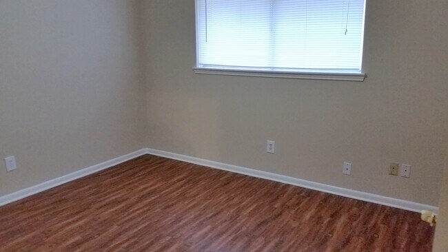 Building Photo - 430 Mistywood Dr