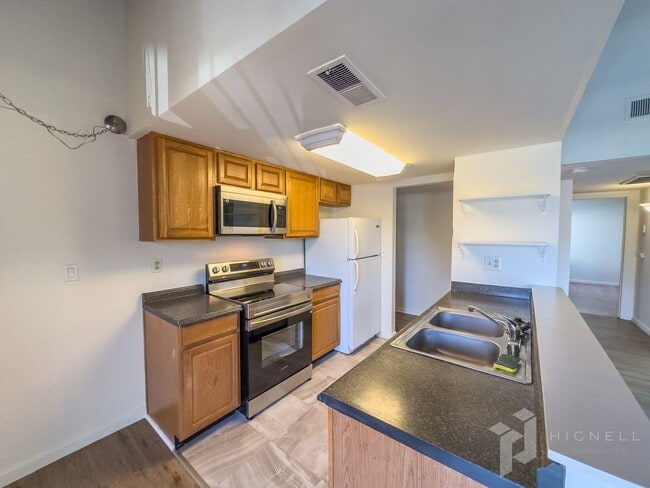 Building Photo - Apartment for Rent in Chico CA | Pool, Spa, Near Bidwell Park, Pet Friendly