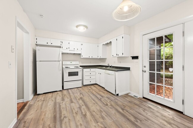 Building Photo - Awesome 2BE/1.5BA duplex in fantastic loca...