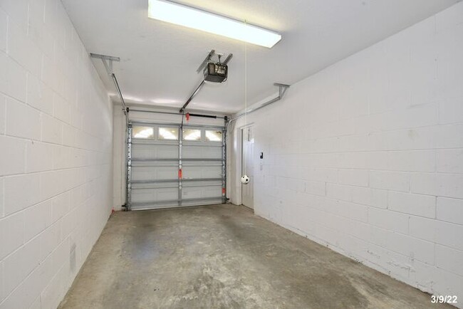 Building Photo - Premier 2/2 Spacious Condo with a Screened...