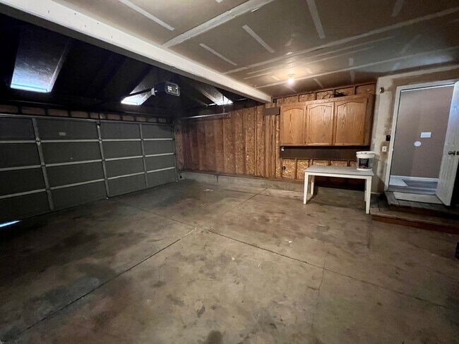 Building Photo - 943 Glengrove Ave