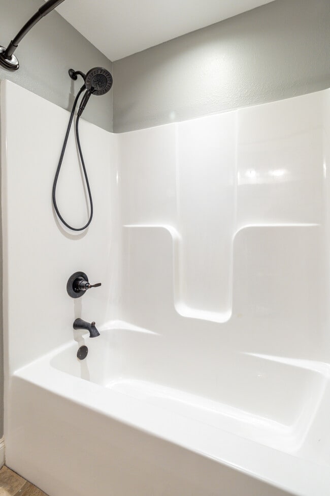 Building Photo - 926 Warrior Hill Dr