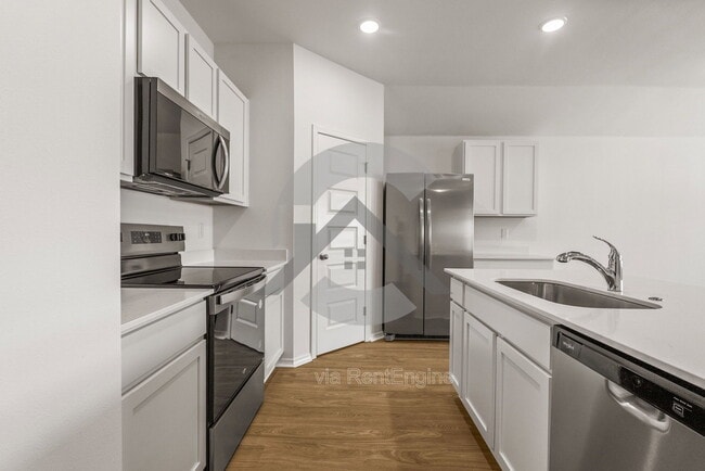 Building Photo - 110 E Sunbelt Ct