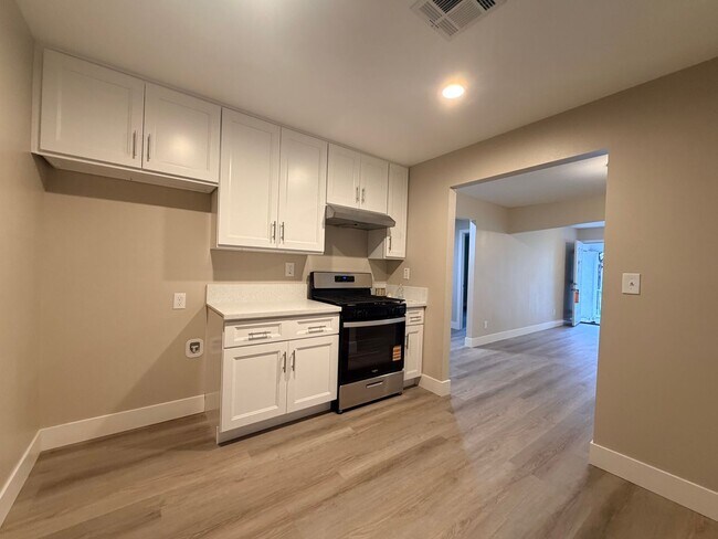 Building Photo - Charming 3-bedroom, 2-bathroom home located in the city of San Bernardino, CA.