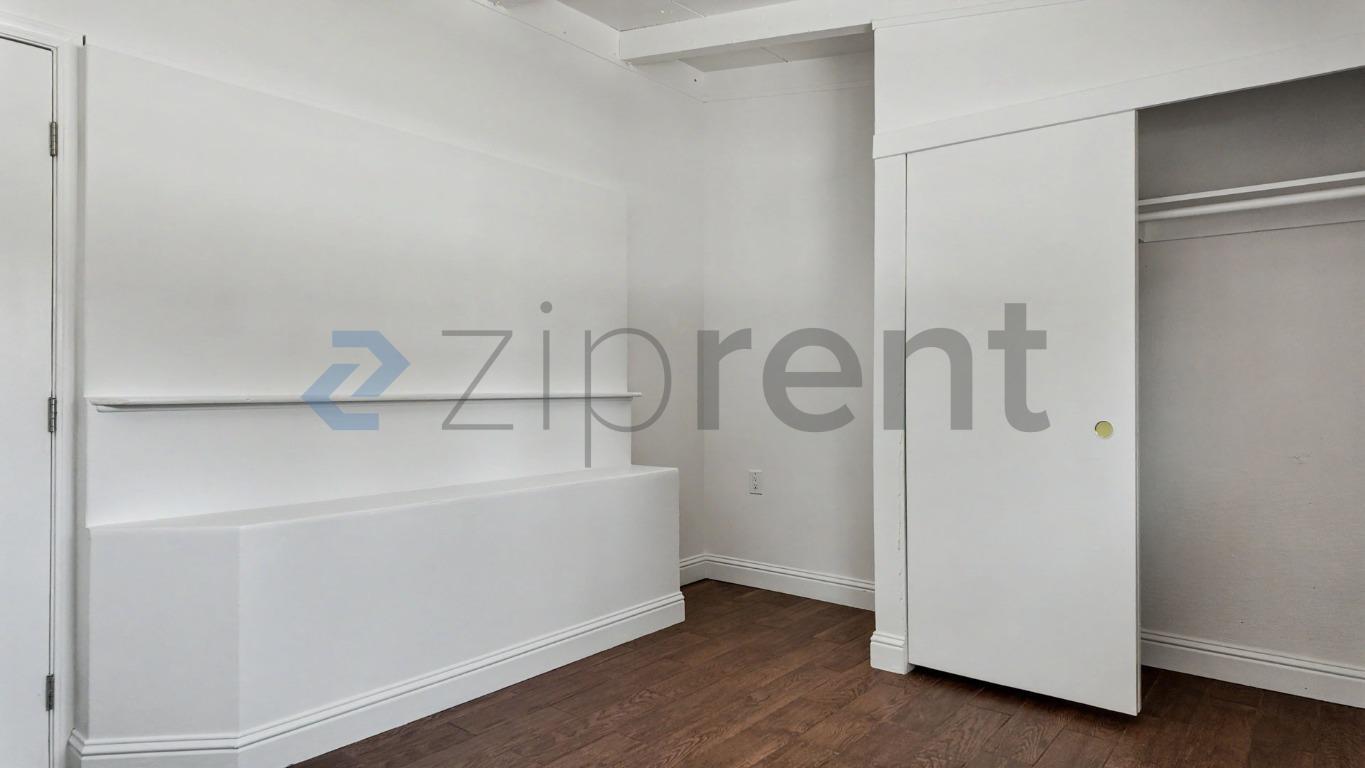 Building Photo - Unit