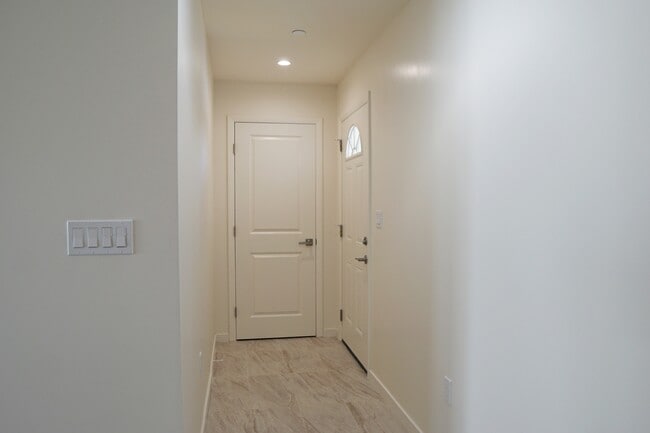 Building Photo - 517 S Mountain View Dr