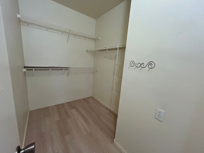 Building Photo - 1-Bed 1-Bath Condo in Guard Gated Community!