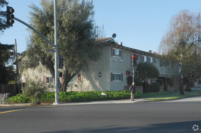 Building Photo - 4860 Northlawn Dr