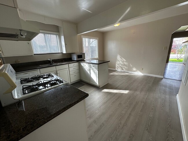 Building Photo - 3 Bed/1 Bath Home with Yard in Tahoe Park