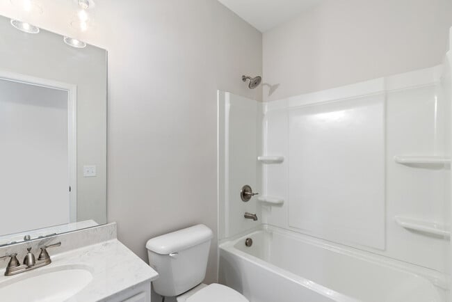 Building Photo - House Beds - 5 Baths - 4