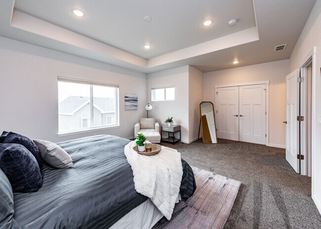 Building Photo - Fully Furnished 3 Bedroom 2.5 Bath Luxury Townhome by Garden of the Gods