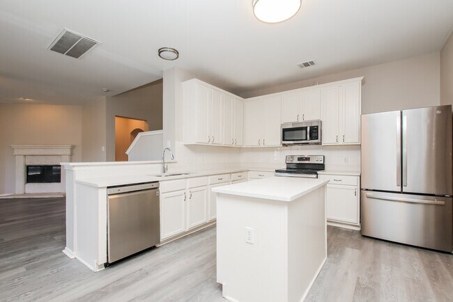 Building Photo - 121 Castle Dr