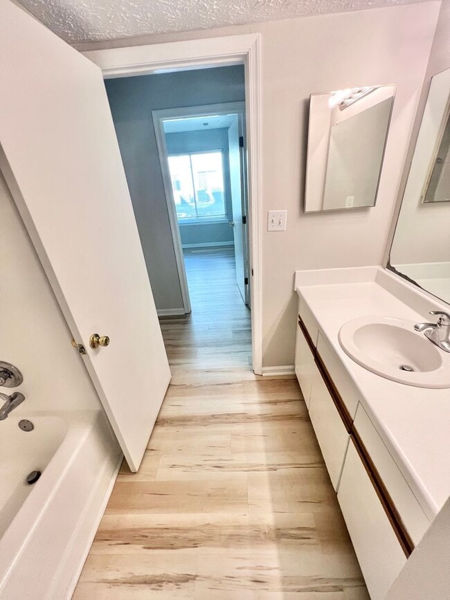 Building Photo - Beautiful 2 Bedroom Condo in Hampton Club ...