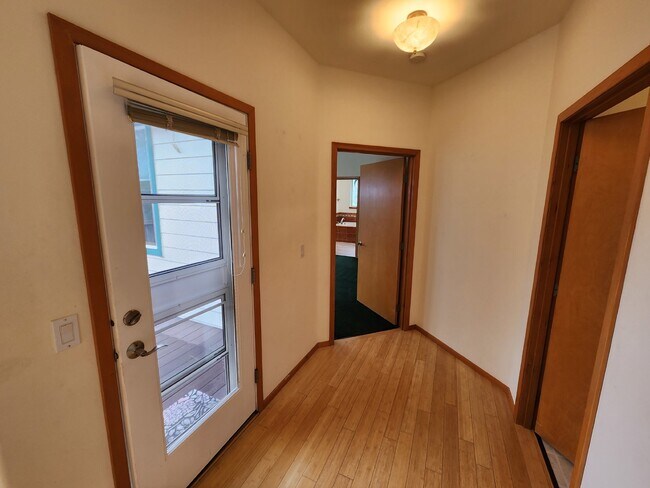 Building Photo - 3 bed 2.5 bath home on Bell Hill with grea...