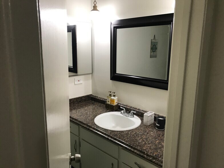 Full en-suite bath #2 - 324 E Spruce Ave
