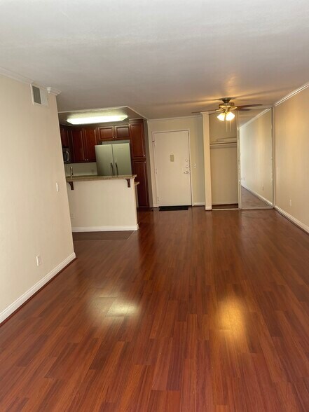 Building Photo - 5500 Owensmouth Ave