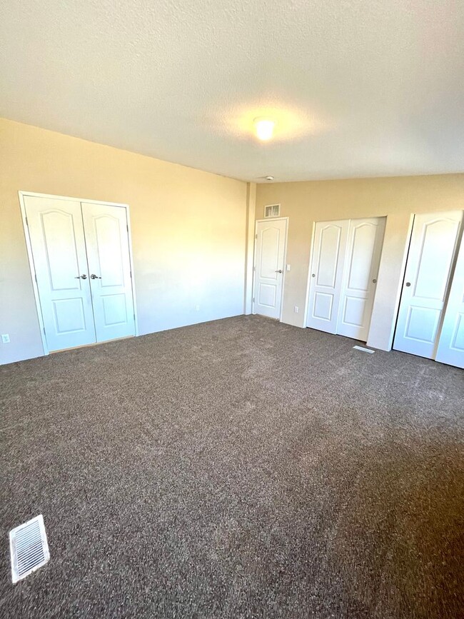 Building Photo - 3 Bedroom 2 Bathroom Home Close To The Nat...