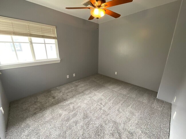 Building Photo - 4 bedroom, 2.5 bath, Mountain and Ocean Balcony Views, Solar Panels