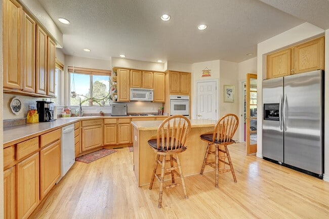 Building Photo - Beautiful Evergreen Home