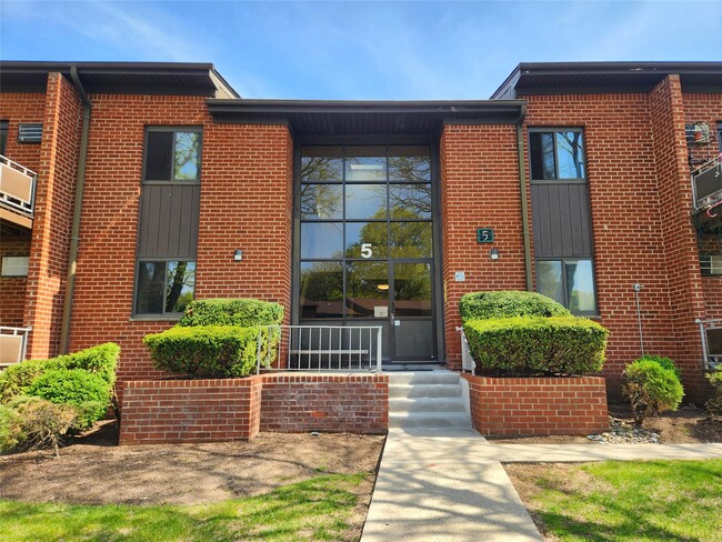 Building Photo - 5 Darian Ct