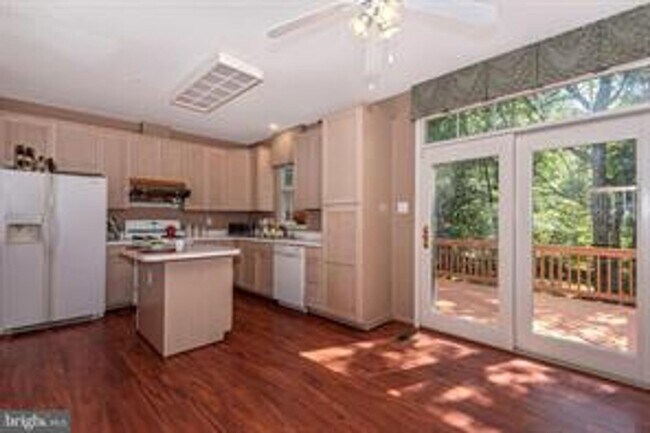 Building Photo - WELL MAINTAINED TOWNHOUSE WITH ONE CAR GARAGE, DECK,
