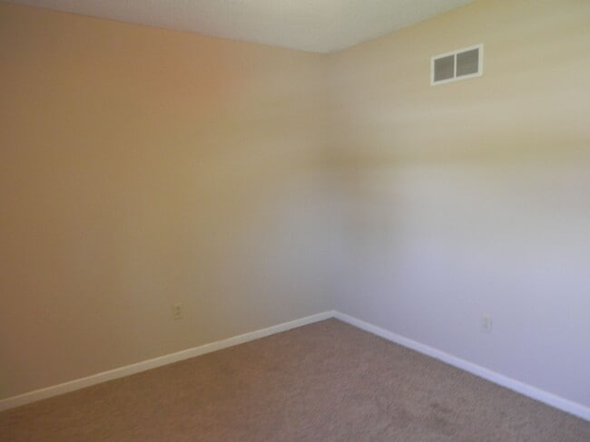 Building Photo - Quality 3 Bedroom 1.5 Bathroom Townhouse