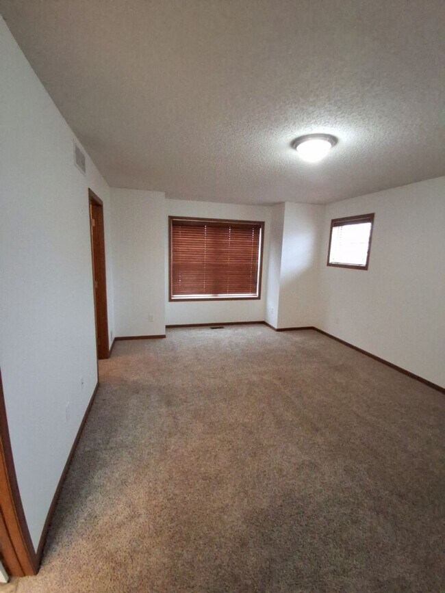 Building Photo - Woodbury 3 BR /2 BA Pet friendly Townhouse...