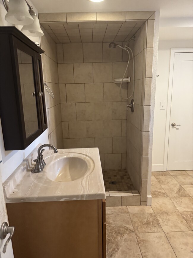 Building Photo - 3045 S Holly Pl