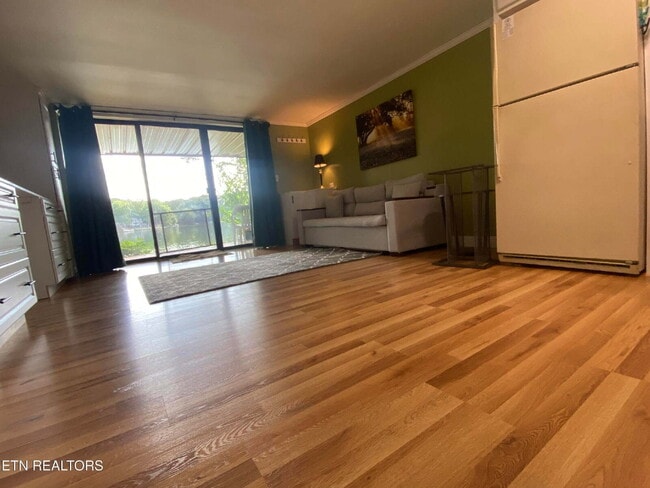 Building Photo - Fully furnished studio