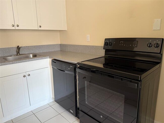 Building Photo - 1219 NE 14th Ave