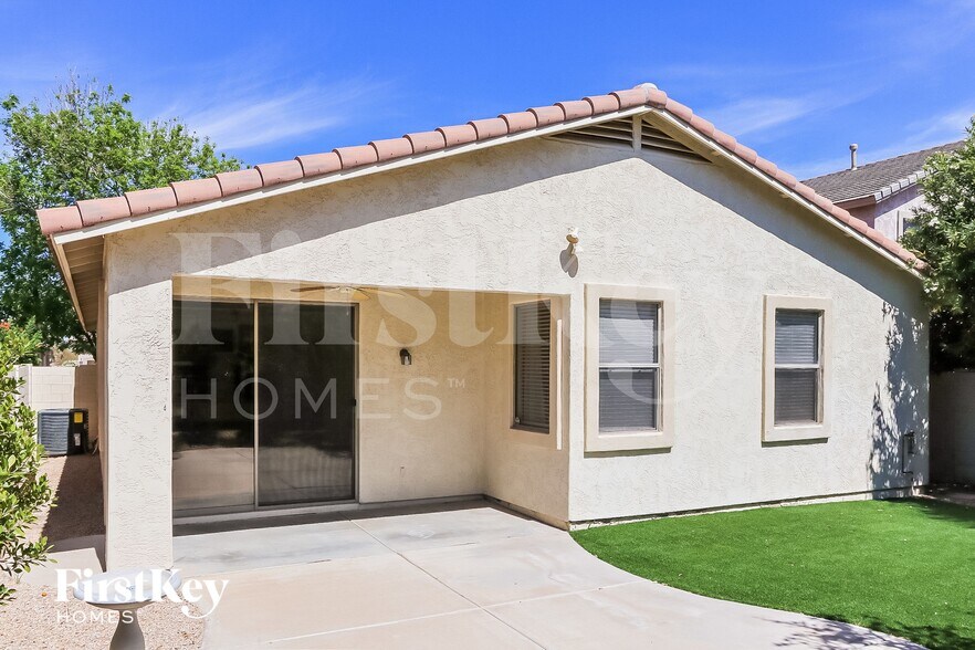 Building Photo - 2715 E Carson Rd