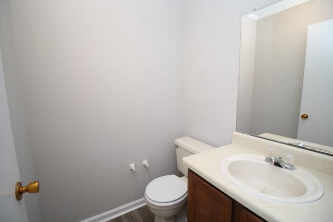 Building Photo - Two-story 2 bedroom townhouse in Northeast...