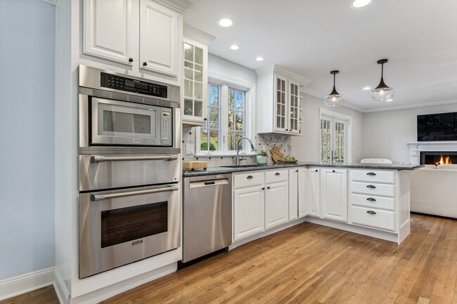 Kitchen - 4 Ivanhoe Ln