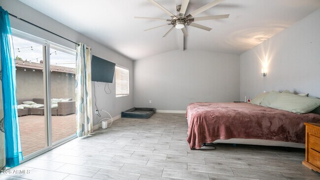 Building Photo - 717 E Palmaire Ave