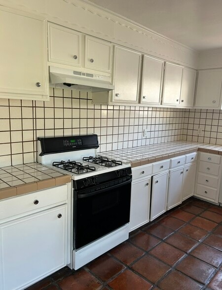 Kitchen with stove - 2629 Baltic Ave