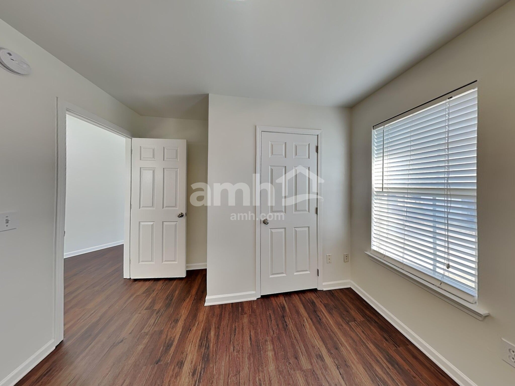 Building Photo - 406 Glencrest Dr