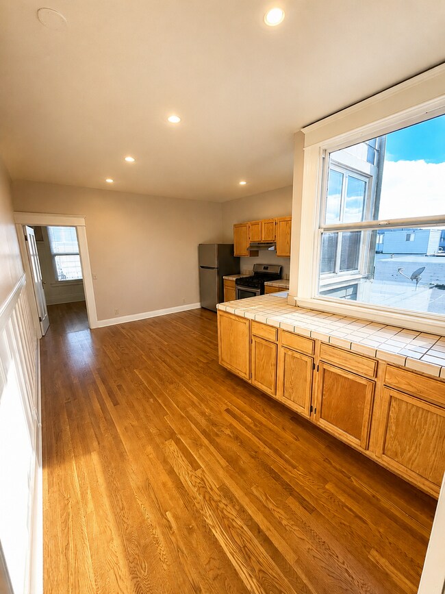 Building Photo - Charming Updated Top Floor 2BR/1BA Marina Apartment w/ Golden Gate Bridge Views! AMSI